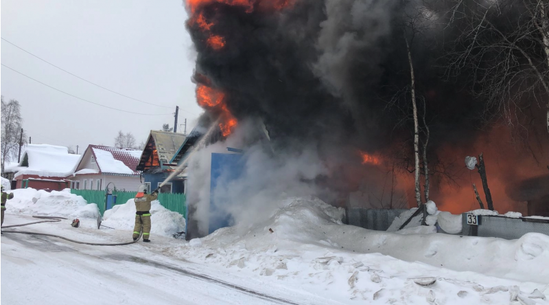 В Печоре ликвидируют пожар в частном доме