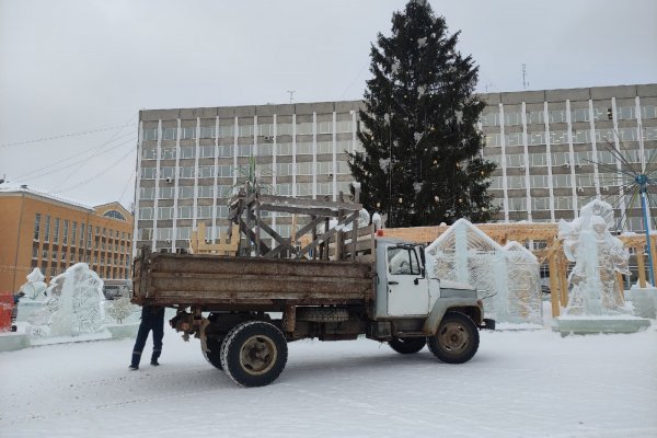 В Сыктывкаре начался демонтаж ледового городка на Стефановской площади