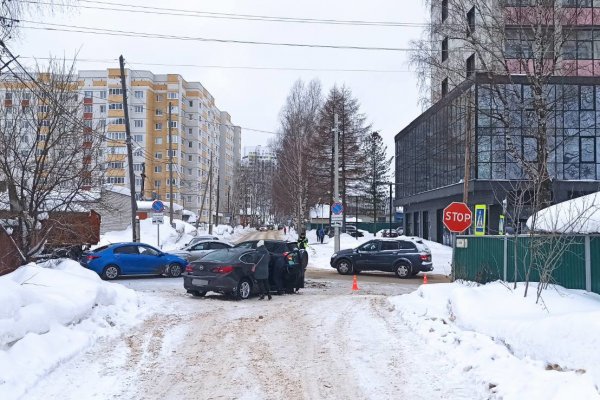 В Сыктывкаре две девушки за рулем не поделили перекресток