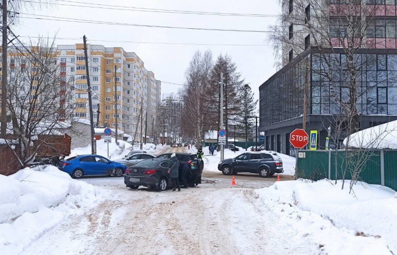 В Сыктывкаре две девушки за рулем не поделили перекресток