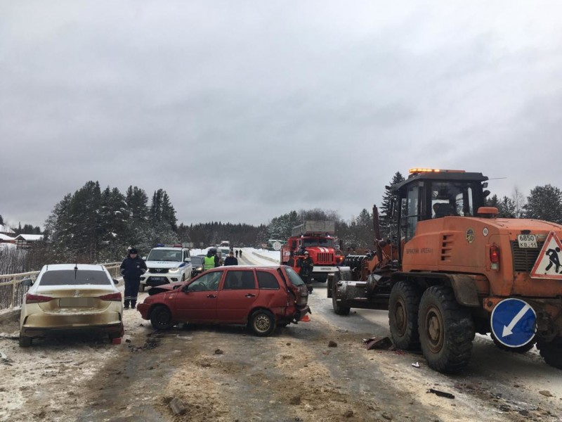 В Усть-Вымском районе водитель "Лады Калины" врезалась в автогрейдер, а затем в Hyundai