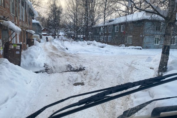 В Сыктывкаре мусоровозы штурмуют нечищенные дворы 