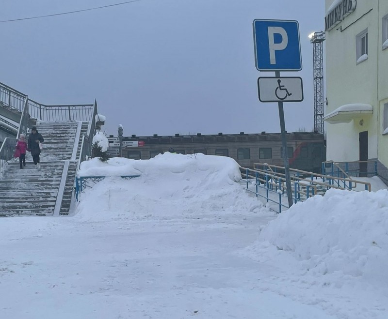 Решаем вместе: после жалоб в соцсетях возле вокзала в Микуне расчистили парковку для людей с инвалидностью