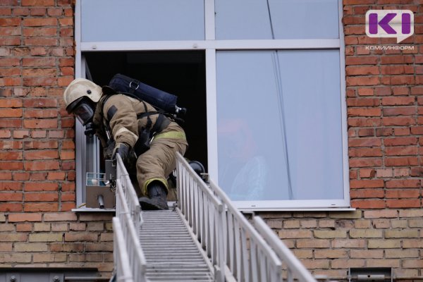 В Воркуте газодымозащитники спасли на пожаре двух человек