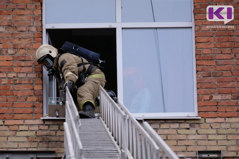 В Воркуте газодымозащитники спасли на пожаре двух человек