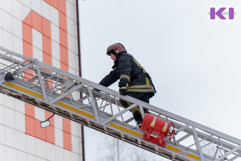 В Печоре пожарные спасли семь жильцов многоквартирного дома