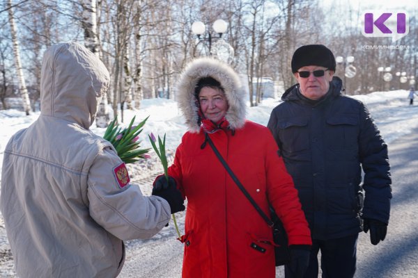 В Сыктывкаре активисты молодежных организаций поздравили женщин с 8 марта