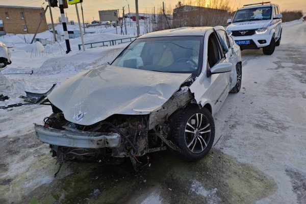 В Усинске женщина на Renault Laguna выехала на красный свет и спровоцировала ДТП