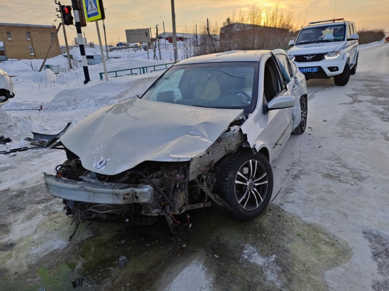 В Усинске женщина на Renault Laguna выехала на красный свет и спровоцировала ДТП