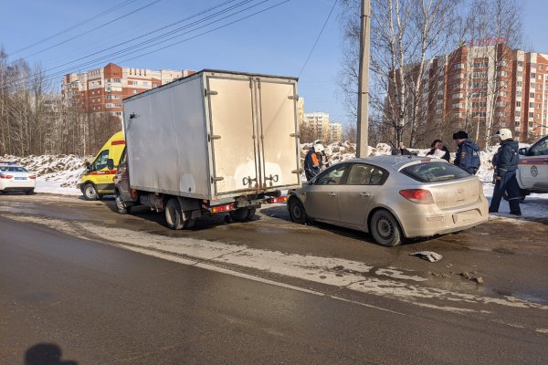 В Сыктывкаре водитель фургона спровоцировал ДТП, пострадала 6-летняя девочка