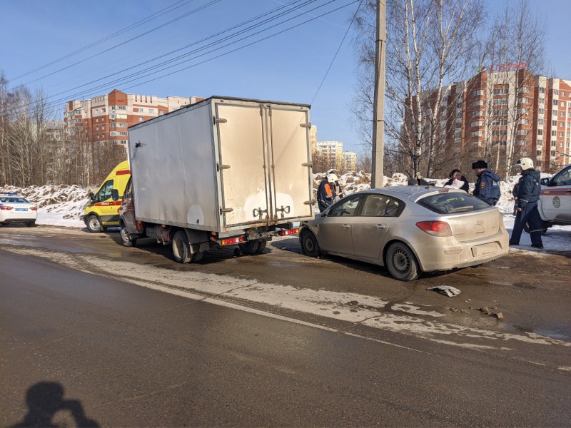 В Сыктывкаре водитель фургона спровоцировал ДТП, пострадала 6-летняя девочка