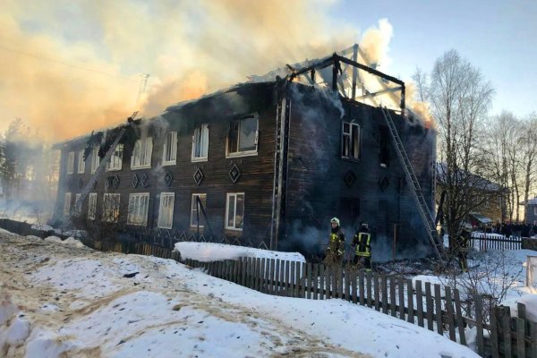 В поселке Верхняя Максаковка горит многоквартирный дом, погиб человек 