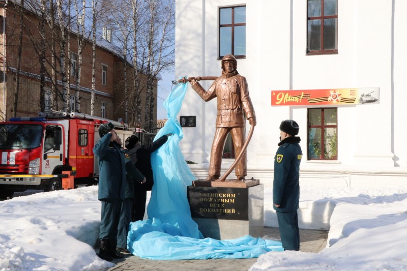 В Ухте открыли "памятник пожарным всех поколений"

