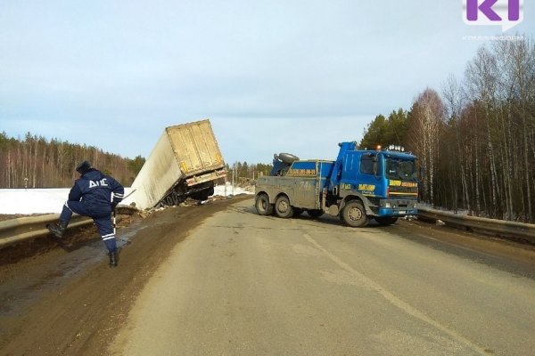 На трассе Сыктывкар — Ухта фура с прицепом ушла в кювет, движение затруднено