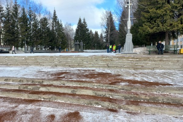В Сыктывкаре дорожки посыпают кофейной крошкой