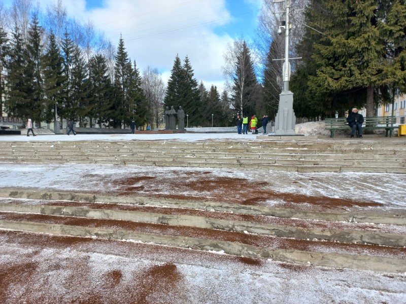 В Сыктывкаре дорожки посыпают кофейной крошкой