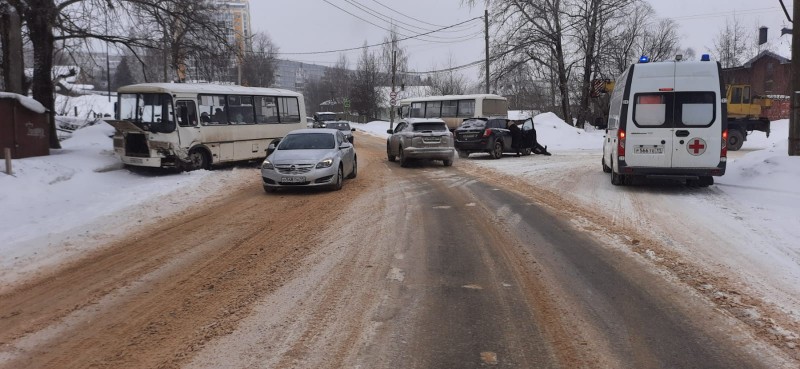 В Сыктывкаре после столкновения Lifan и автобуса пострадали семь человек, включая пятилетнего мальчика