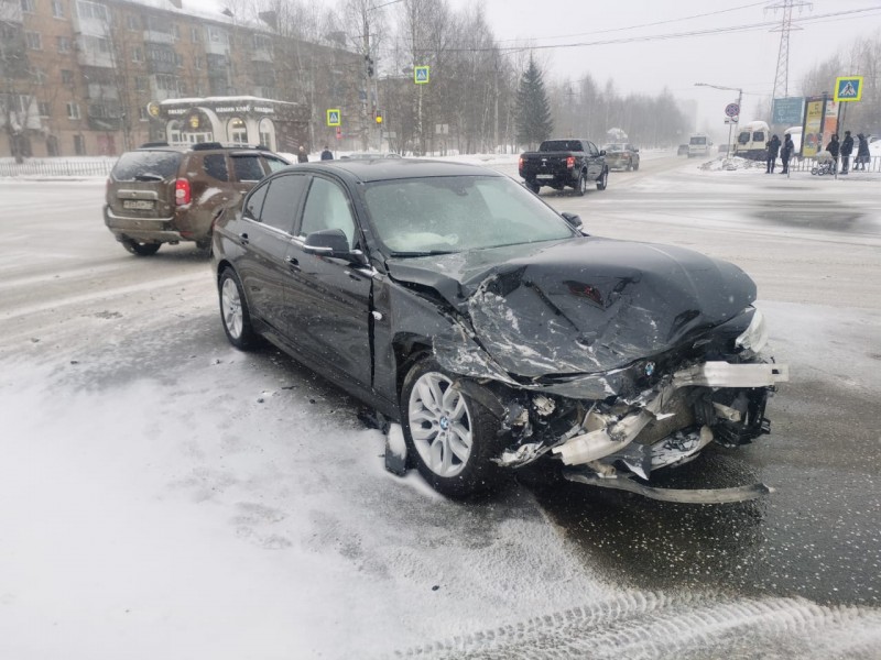 При столкновении автомобилей в центре Ухты пострадали два человека