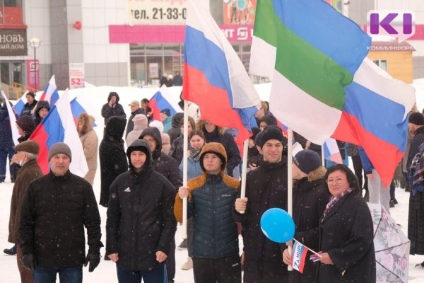 Жители Эжвы поддержали армию России митингом-концертом