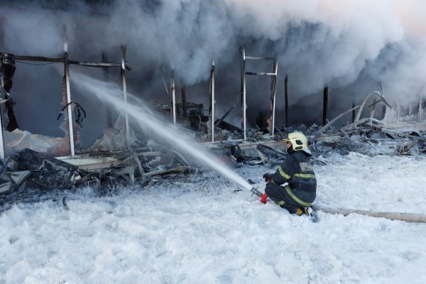 В Усинске ночью загорелся расположенный в жилом доме ТЦ 