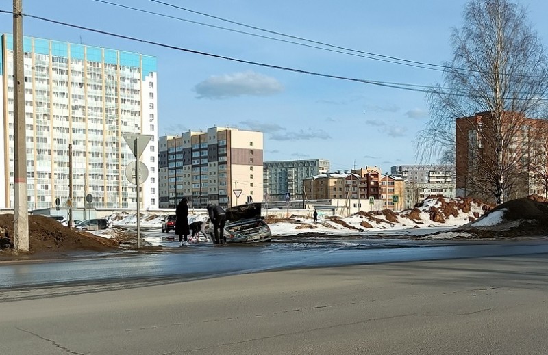 В Сыктывкаре ВАЗ "оставил подвеску" в яме на выезде с Октябрьского проспекта