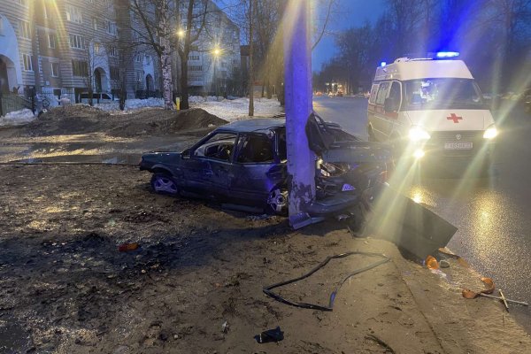 В Сыктывкаре ВАЗ врезался в столб на Октябрьском проспекте