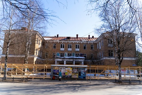 В Сыктывкаре демонтируют здание бывшей поликлиники в центре города