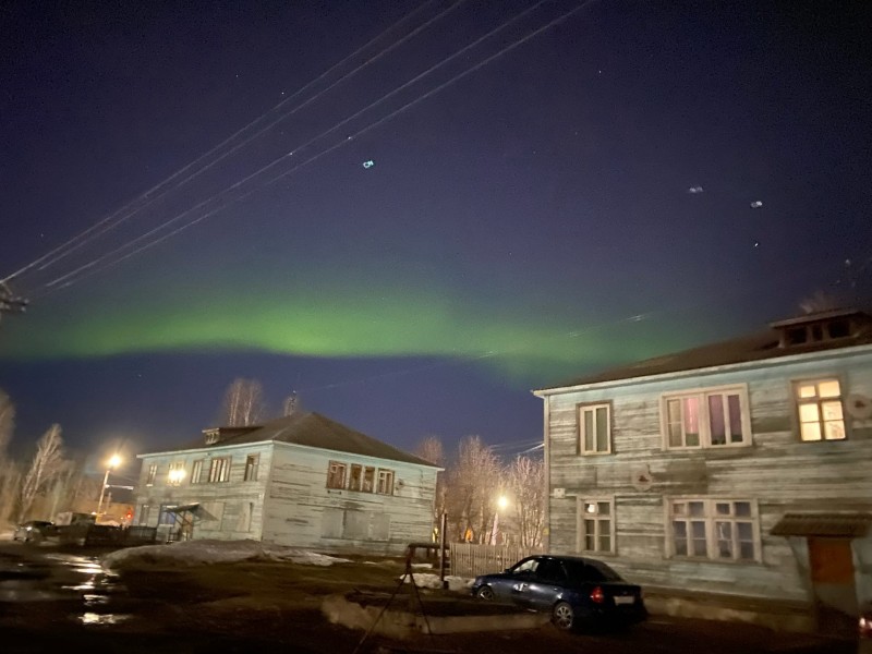 Жители Ухты делятся в сети фотографиями весеннего северного сияния