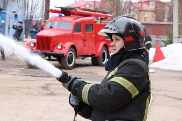 В Сыктывкаре ветеранам презентовали реконструированный пожарный автомобиль советских времен