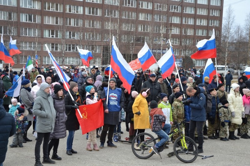 Ухтинцы собрались на митинг-концерт в поддержку президента и Вооруженных сил РФ

