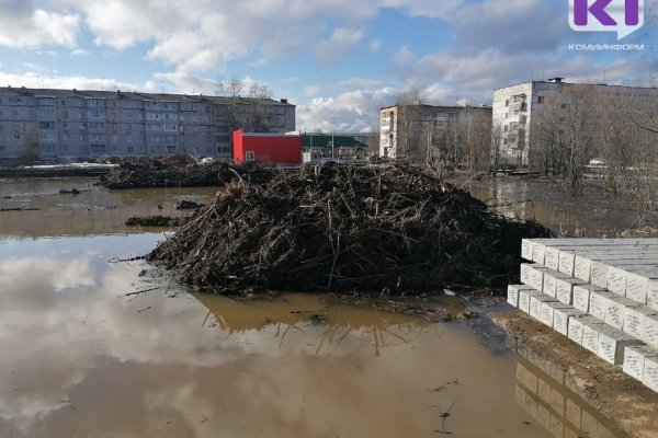 В г.Микунь перед возведением дома для переселенцев осушают заболоченную строительную площадку