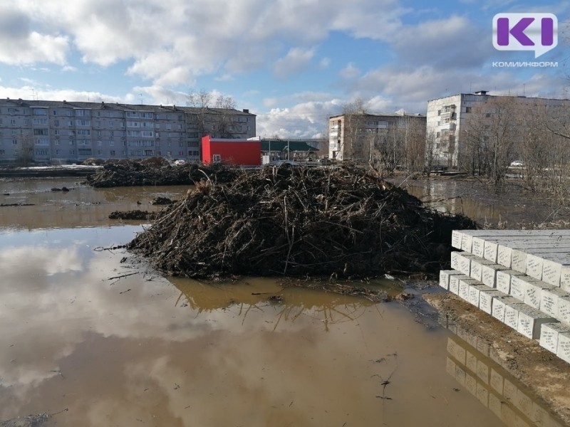 В г.Микунь перед возведением дома для переселенцев осушают заболоченную строительную площадку