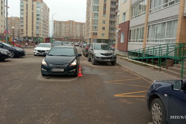 Во дворе дома в Сыктывкаре водитель сбил девочку