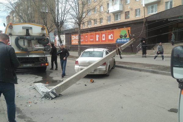 В Ухте КамАЗ снес опору ЛЭП