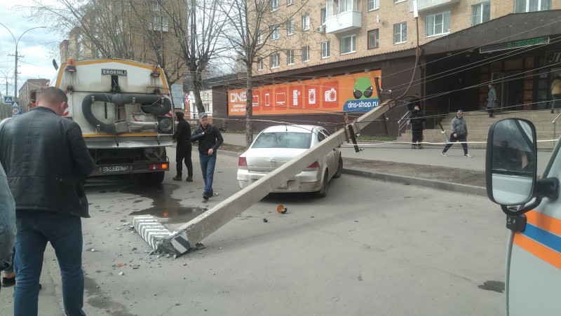 В Ухте КамАЗ снес опору ЛЭП