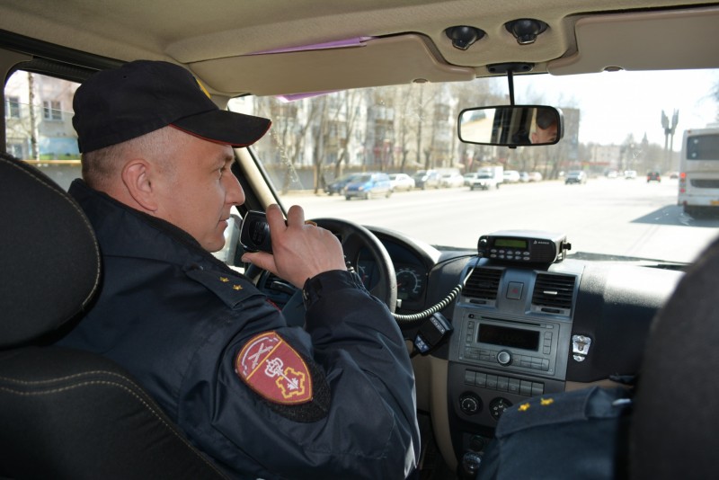 В Печоре росгвардейцы задержали мужчину, который спал возле входа в чужую квартиру

