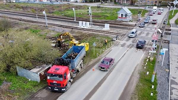 В Сыктывкаре убирают нелегальные гаражи в районе ЖД-переезда на улицу Лесопарковую