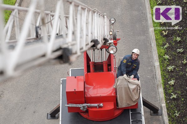 Ночной пожар в Ухте вынудил 40 жильцов покинуть квартиры