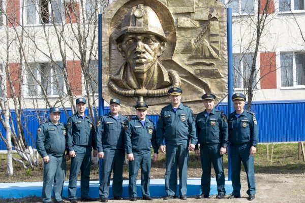 В Воркуте реконструировали барельеф, посвященный горноспасателям