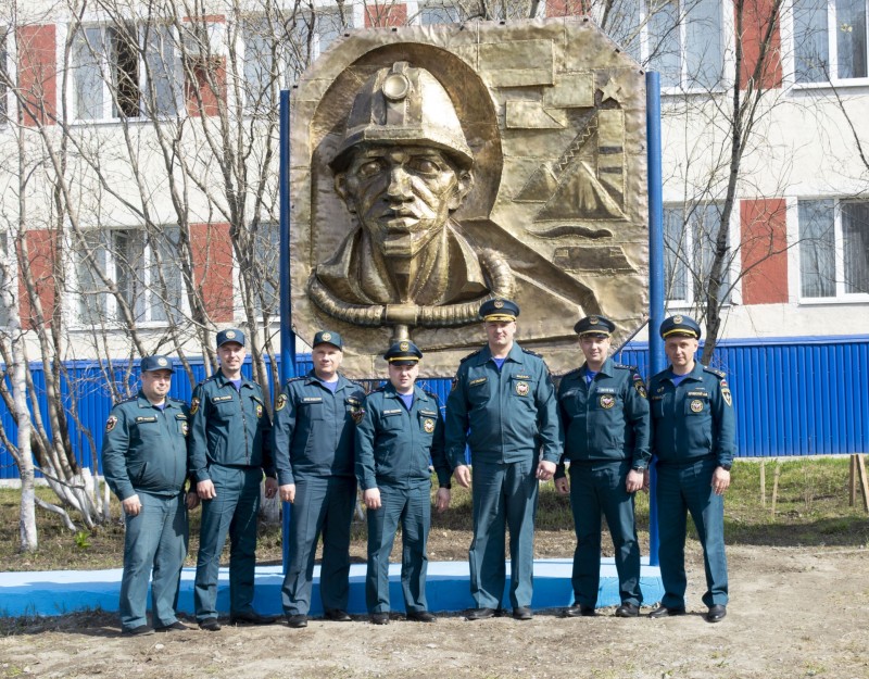 В Воркуте реконструировали барельеф, посвященный горноспасателям