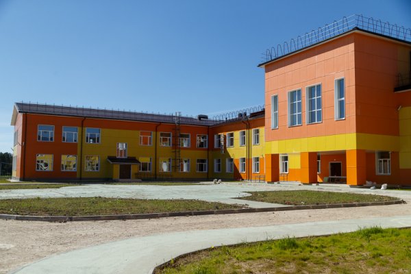 Владимир Уйба проверил готовность новой школы в селе Помоздино