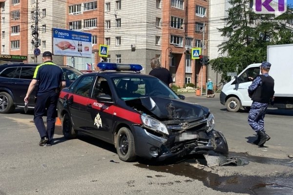 В Сыктывкаре автомобиль 