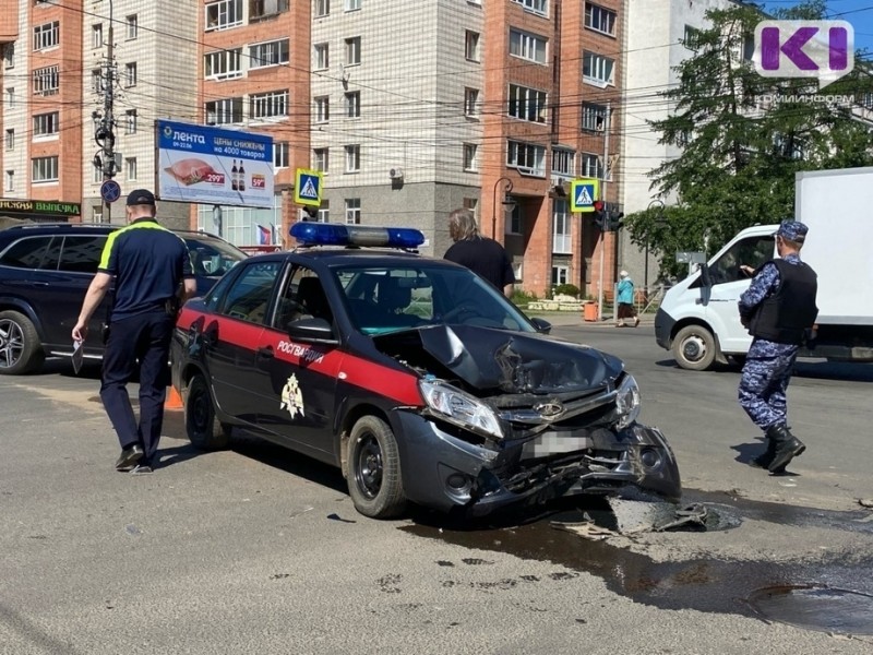 В Сыктывкаре автомобиль "Росгвардии" попал в ДТП