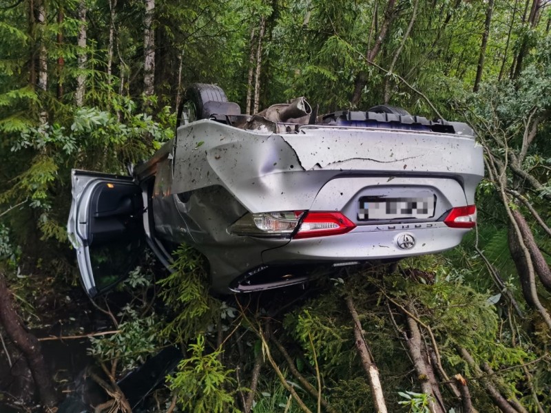 В Ухте на трассе водитель Toyota улетел в кювет