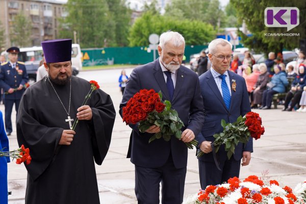 Вечная память и вечный покой: члены правительства Коми и первые лица Сыктывкара возложили цветы к мемориалу 