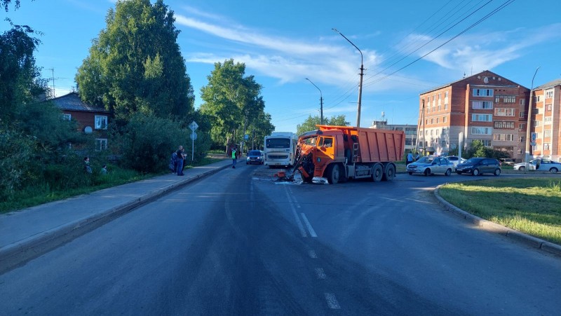 В ДТП с участием КамАЗа и пассажирского автобуса в Сыктывкаре пострадали шестеро детей /подробности/