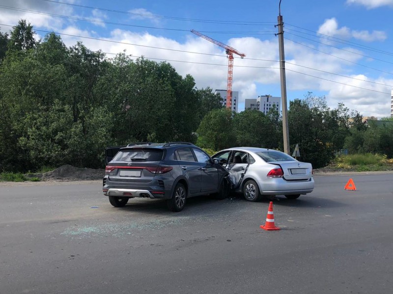 В Сыктывкаре водитель Volkswagen Polo спровоцировал ДТП, в котором сам же и пострадал