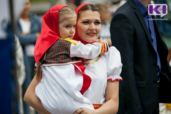 В Коми медали ко Дню семьи, любви и верности получат 72 образцовые семьи