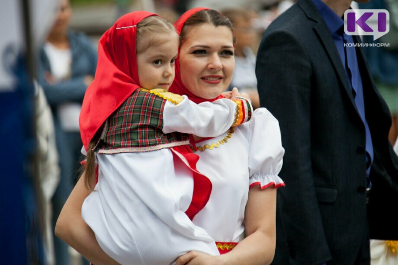 В Коми медали ко Дню семьи, любви и верности получат 72 образцовые семьи