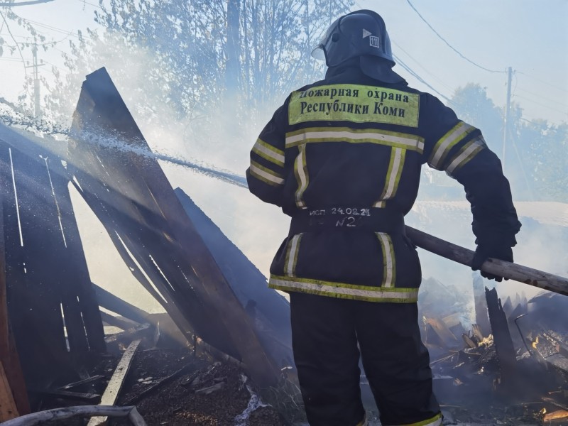 Пожарно-спасательные подразделения ликвидируют пожар в Сыктывкаре